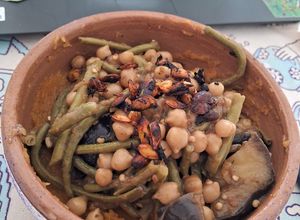 Una foto de Berenjenas con garbanzos en puré de calabaza