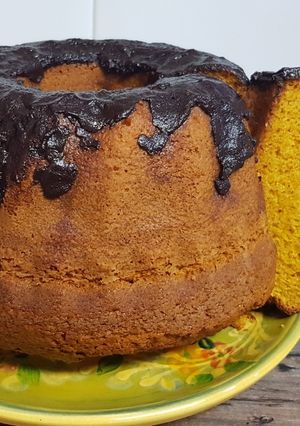 Una foto de Bizcocho de zanahoria o carrot cake con cobertura de chocolate