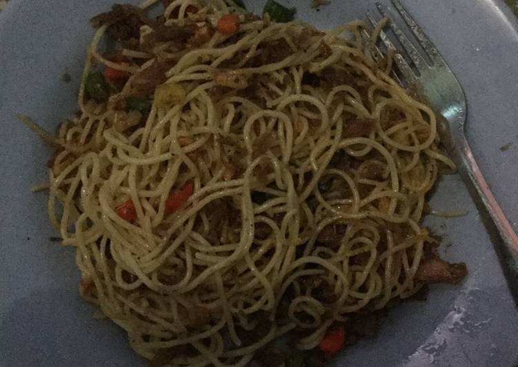 Langkah Mudah untuk Menyiapkan Spaghetti tuna cabai rawit, Lezat