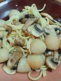 สปาเก็ตตี้ผัดหอยเชลล์เห็ดแชมปิญอง