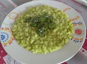 Una foto di risotto con legumi