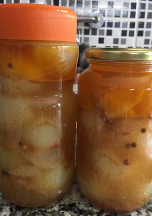 Una foto de Cebollines agridulces en escabeche