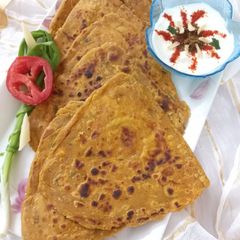 A picture of Potato- green onions parantha.