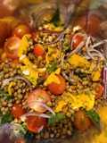 Ensalada de Lentejas con Tomatitos Cherry, Cebolla Morada, Mango, Almendras y Albahaca