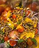 Ensalada de Lentejas con Tomatitos Cherry, Cebolla Morada, Mango, Almendras y Albahaca