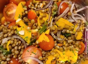 Una foto de Ensalada de Lentejas con Tomatitos Cherry, Cebolla Morada, Mango, Almendras y Albahaca