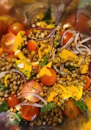 Una foto de Ensalada de Lentejas con Tomatitos Cherry, Cebolla Morada, Mango, Almendras y Albahaca
