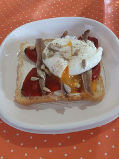 Una foto de Tosta de anchoas con huevo poché