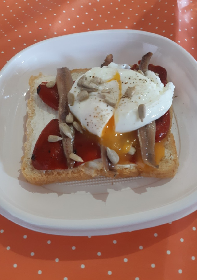Una foto de Tosta de anchoas con huevo poché