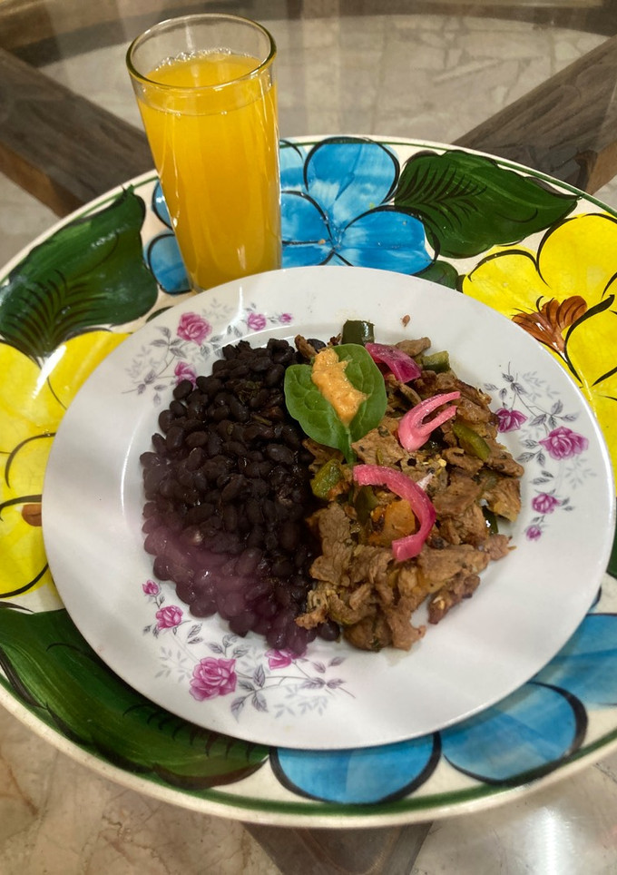 Una foto de *¡Disfruta de una Deliciosa Carne a la Mexicana, con Sabor y Tradición!*