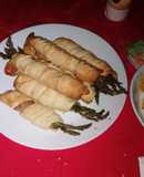 Espárragos de bacon y hojaldre