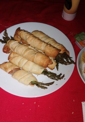 Una foto de Espárragos de bacon y hojaldre