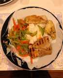 Cơm trắng ăn kèm su su xào cà rốt Thịt heo nướng Cá nướng