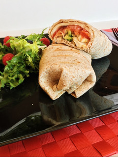 Una foto de Wrap de pollo con aguacate