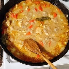 A picture of Thai curry chicken.