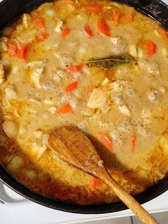 A picture of Thai curry chicken.