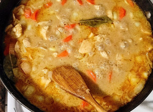 A picture of Thai curry chicken.