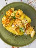 Kumpir mit weißem Spargel und Halloumi