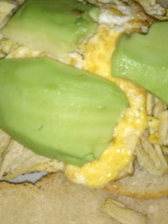 Una foto de Bocadillo de pechuga de pavo con francesa y aguacate