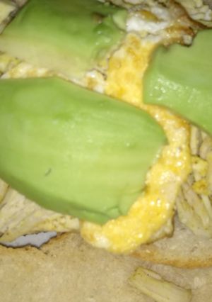 Foto principal de Bocadillo de pechuga de pavo con francesa y aguacate