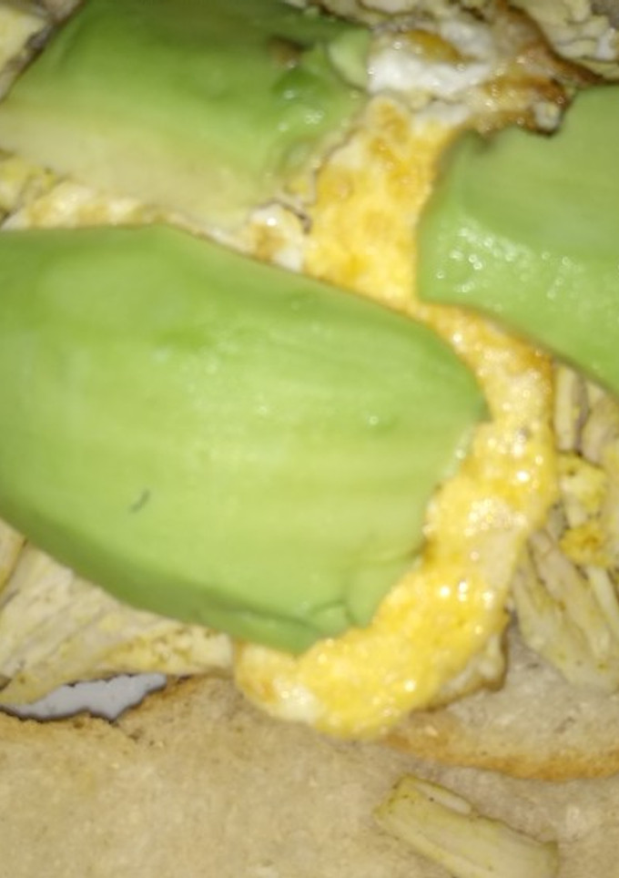 Una foto de Bocadillo de pechuga de pavo con francesa y aguacate