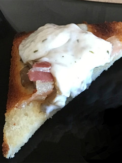 Una foto de Tostas de setas y panceta con all i oli gratinado