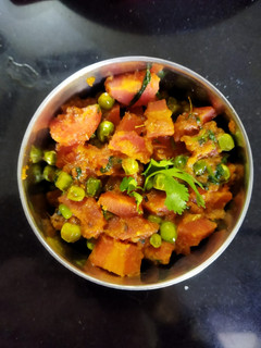 ગાજર વટાણા નુ શાક (Gajar Vatana Shak Recipe In Gujarati) રેસીપી મુખ્ય ફોટો