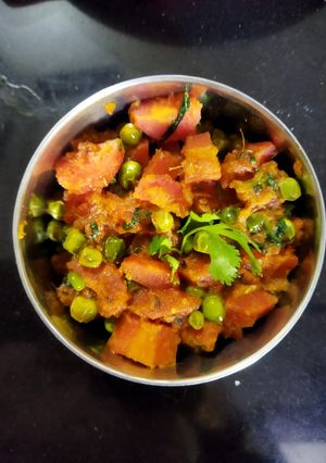 ગાજર વટાણા નુ શાક (Gajar Vatana Shak Recipe In Gujarati) રેસીપી મુખ્ય ફોટો