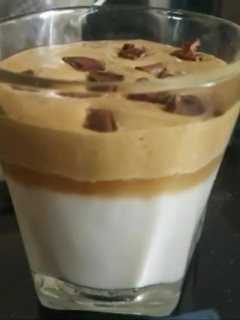 દાલગોના કોફી (Dalgona Coffee Recipe In Gujarati) રેસીપી મુખ્ય ફોટો