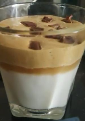 દાલગોના કોફી (Dalgona Coffee Recipe In Gujarati) રેસીપી મુખ્ય ફોટો