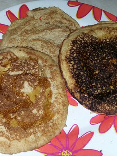 Una foto de Hot cakes integrales con miel de maple y mantequilla