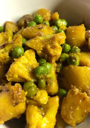 A picture of Potato, cauliflower and pea curry - vegan.
