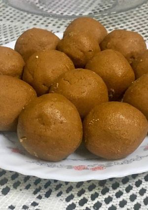 बेसन के लड्डू (Besan ke laddu recipe in hindi) रेसिपी मुख्य फोटो