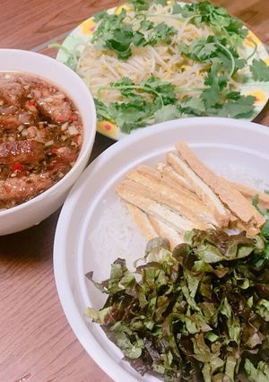 Hình của món Bún trộn chan chả nhà làm 😆 Thập cẩm rau đậu đủ cả cho xanh ruột nha.