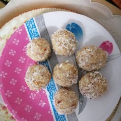 A picture of Coconut ladoos.