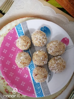 A picture of Coconut ladoos.