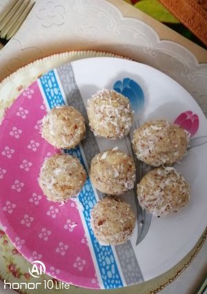 A picture of Coconut ladoos.