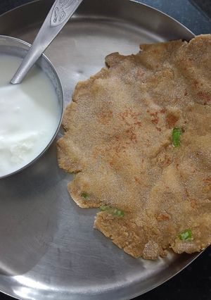 ફરાળી થેપલા (Farali Thepla Recipe In Gujarati) રેસીપી મુખ્ય ફોટો