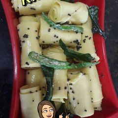 A picture of Khandvi.
