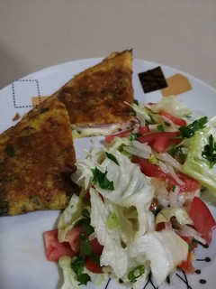 Una foto de Omelette relleno de queso y jamón