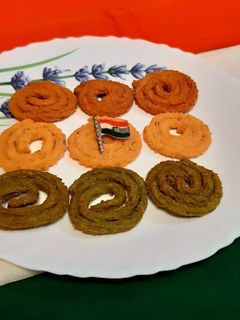 तिरंगा चकली (Tiranga chakli recipe in hindi) रेसिपी मुख्य फोटो