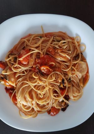 Фото Паста с морепродуктами и овощами.