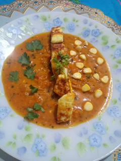 A picture of Salted paneer in a dip.