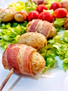 Una foto de Brocheta de patatas y bacon