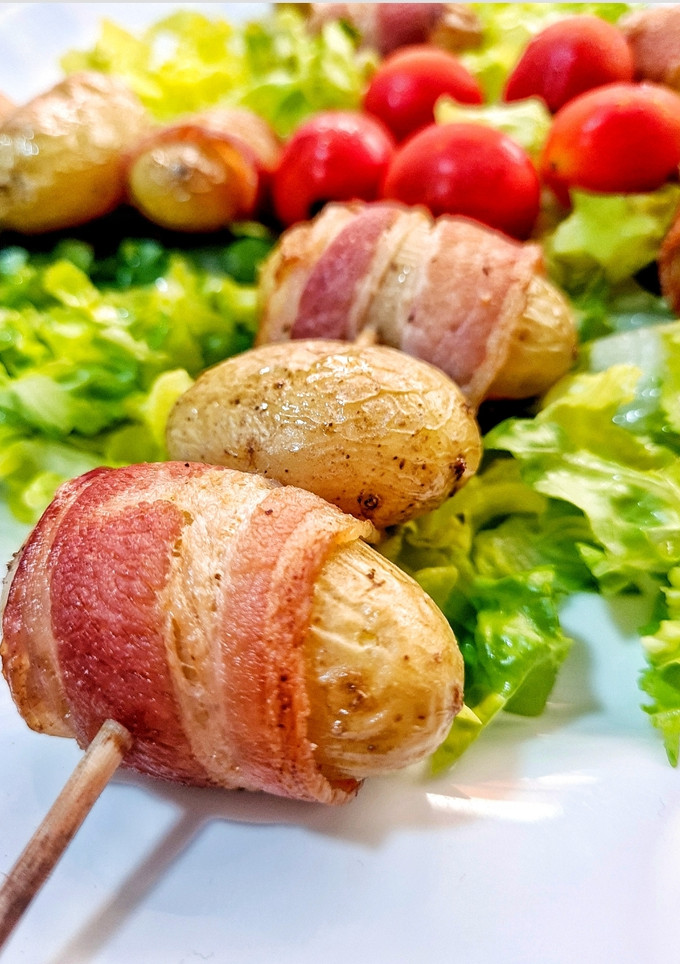 Una foto de Brocheta de patatas y bacon