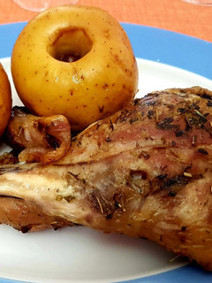 Una foto de Lechal al horno con manzanas y patatas asadas