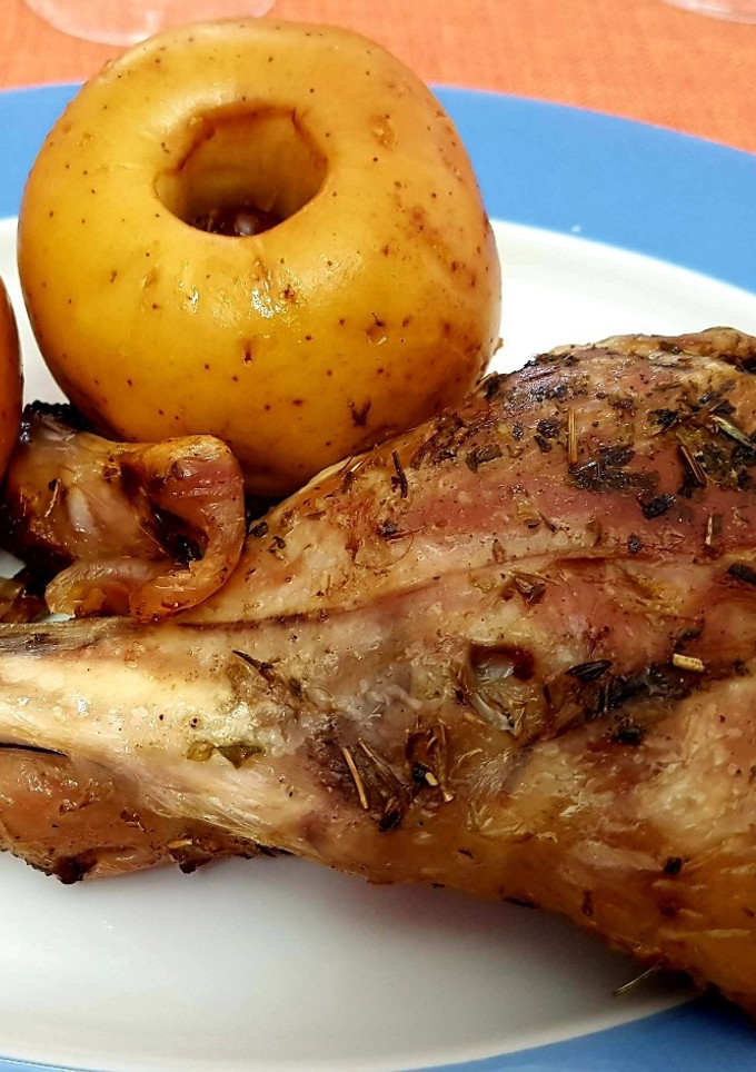 Una foto de Lechal al horno con manzanas y patatas asadas