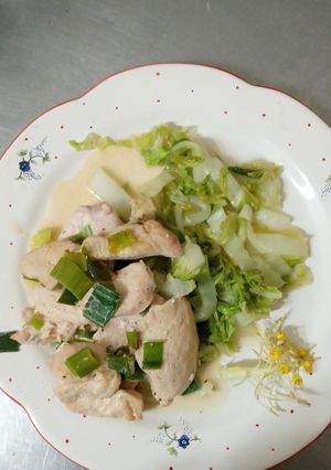 Una foto de Pechuguitas al verdeo con salteado Acusai