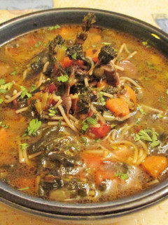 Una foto de Sopa de ortigas o espinaca, champiñones y fideo - veggie