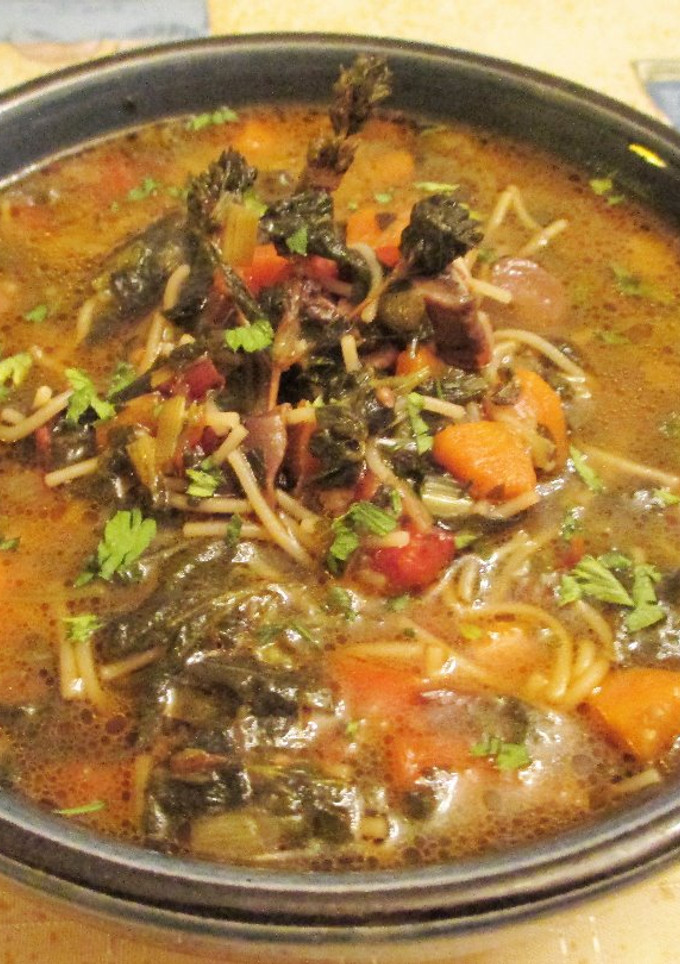 Una foto de Sopa de ortigas o espinaca, champiñones y fideo - veggie